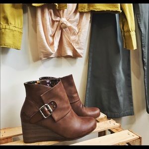 Blowfish Baldwin wedge bootie, size 6